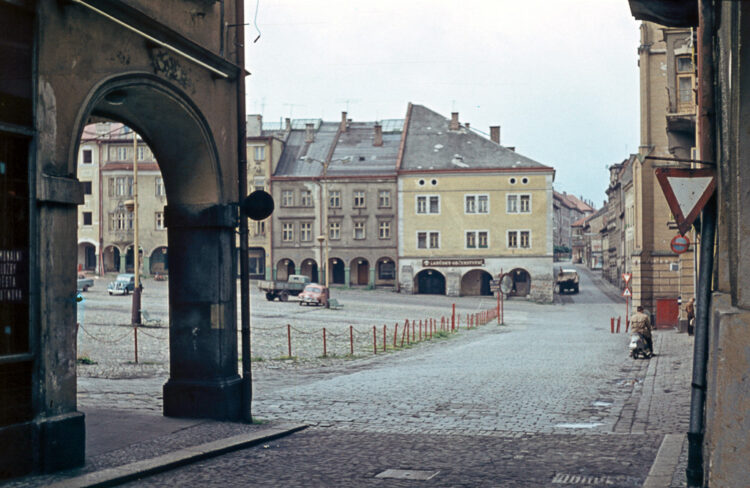 Blick aus einer Seitenstraße auf den Marktplatz von Trutnov im Jahr 1965