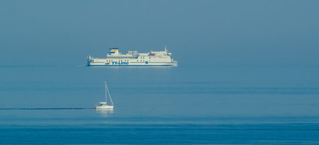 Im Hintergrund die TT-Line auf der Ostsee