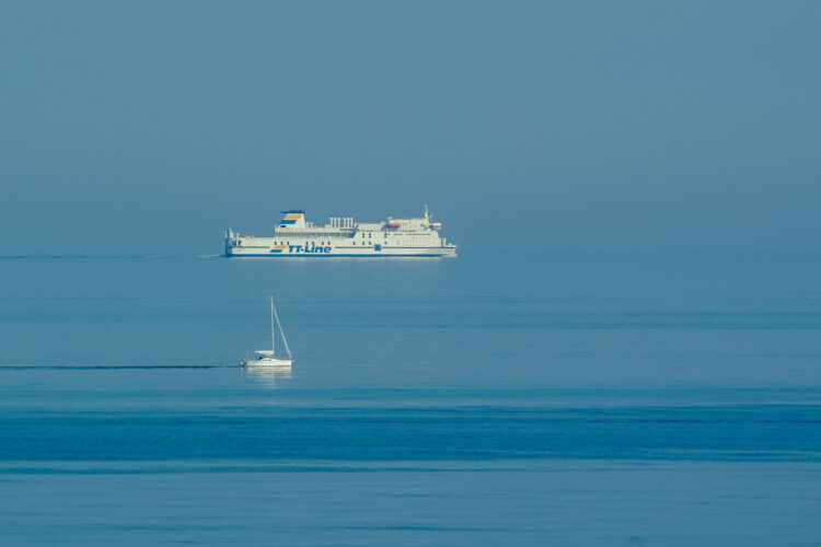 Im Hintergrund die TT-Line auf der Ostsee