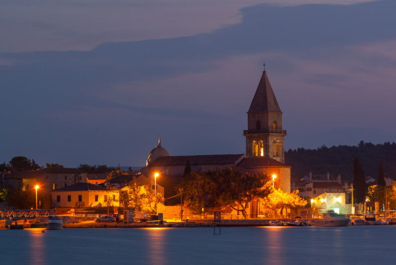 Blick auf die Kirche des heiligen Gaudentius in Osor in der blauen Stunde vorm Sonnenaufgang