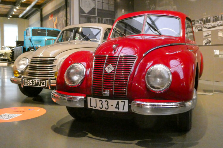 PKWs IFA F9 vor DKW F89